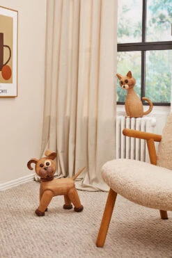 Spring Copenhagen Big Happy Dog Holzfigur 38 Cm -Emile Henry Shop spring copenhagen happy hund big dekoration 38 cm ek 2